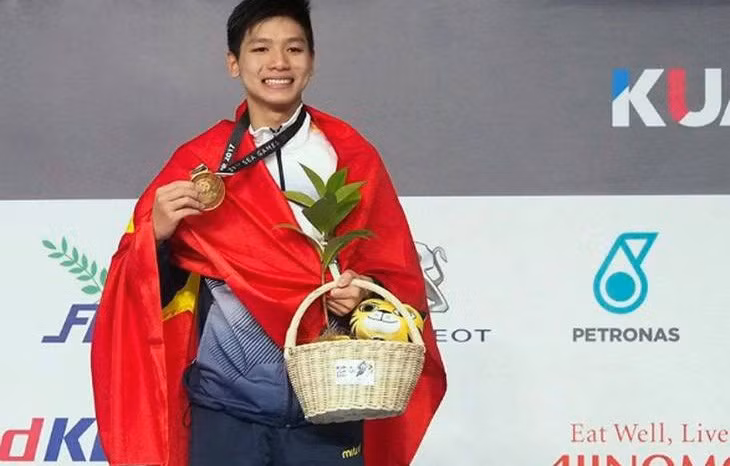 Nguyễn Hữu Kim Sơn sinh năm 2002 tại TP.HCM. Chàng trai này bắt đầu học bơi từ năm 5 tuổi, theo định hướng ban đầu của ông ngoại là "có thêm khả năng để sinh tồn trong môi trường tự nhiên".