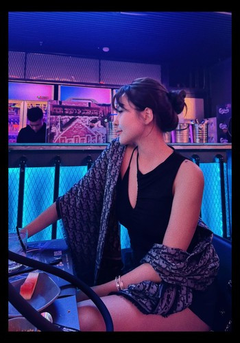 Đặc biệt, vóc dáng chuẩn chỉnh của Trâm Anh càng được tôn lên nhờ bộ trang phục quyến rũ nhưng không hề phản cảm.