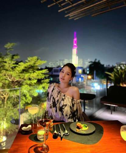 Lần này, những bức ảnh của Trâm Anh khiến nhiều người trầm trồ vì bờ vai thon và vòng 1 quyến rũ sau chiếc áo quây hở vai đầy gợi cảm.