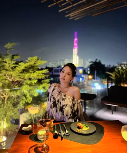 Lần này, những bức ảnh của Trâm Anh khiến nhiều người trầm trồ vì bờ vai thon và vòng 1 quyến rũ sau chiếc áo quây hở vai đầy gợi cảm.