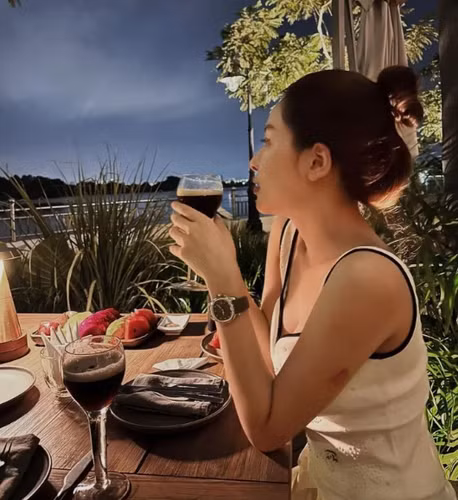 Hot girl Trâm Anh được biết đến là gái xinh nổi lên từ chương trình Nóng Cùng World Cup năm 2018. Khi ấy, cô là nữ cổ động viên đại diện cho đội tuyển Croatia.