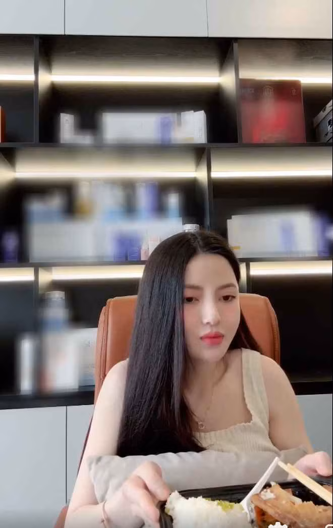 Dù ồn ào này khiến cộng đồng mạng nổ ra tranh cãi nhưng cả Quang Hải và Chu Thanh Huyền đều không quan tâm hay có động thái lên tiếng chính thức. Nam cầu thủ vẫn đá giải còn người đẹp đều đặn livestream bán hàng mỗi ngày.