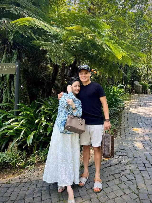 Thời gian gần đây, vợ chồng Quang Hải và Chu Thanh Huyền nhận được sự quan tâm khi vướng lùm xùm với studio chụp ảnh cưới nổi tiếng.