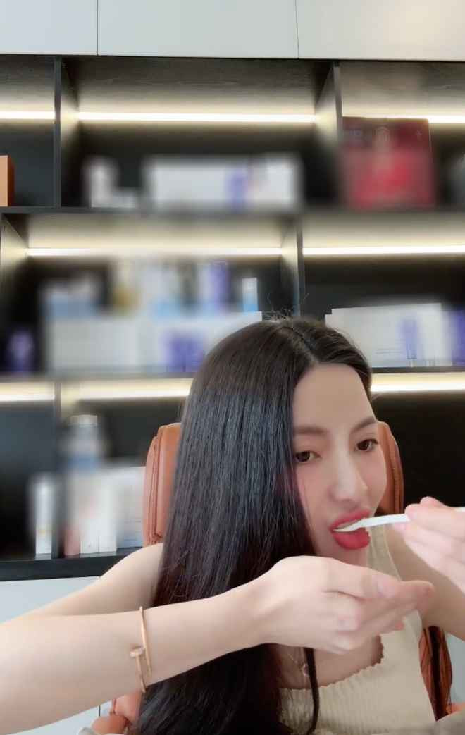 Lộ diện trong buổi livestream mới nhất giữa lùm xùm ảnh cưới, Chu Thanh Huyền cũng thể hiện sự mệt mỏi vì thị phi. Bà xã Quang Hải khiến netizen bất ngờ khi tiết lộ làm việc từ sáng không ăn gì, đói đến mức ù tai.