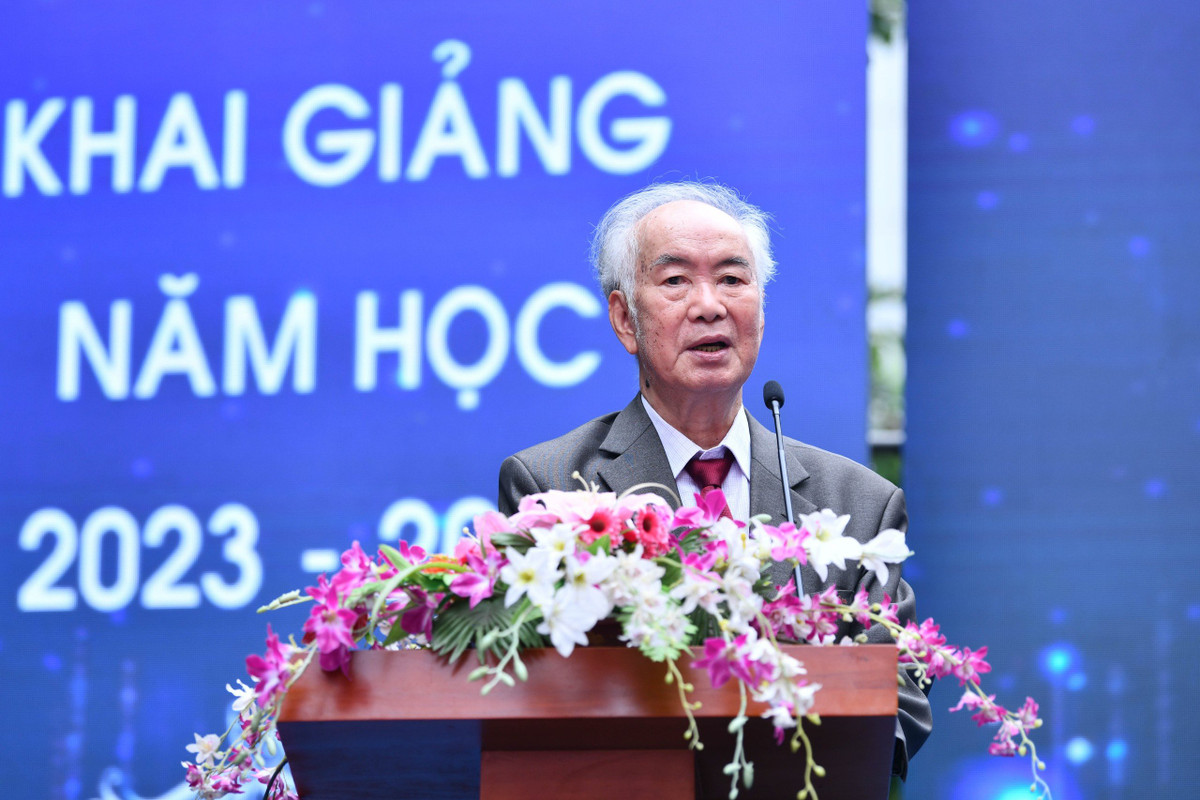 Tan sinh vien Dai hoc Phuong Dong hao hung trong le khai giang