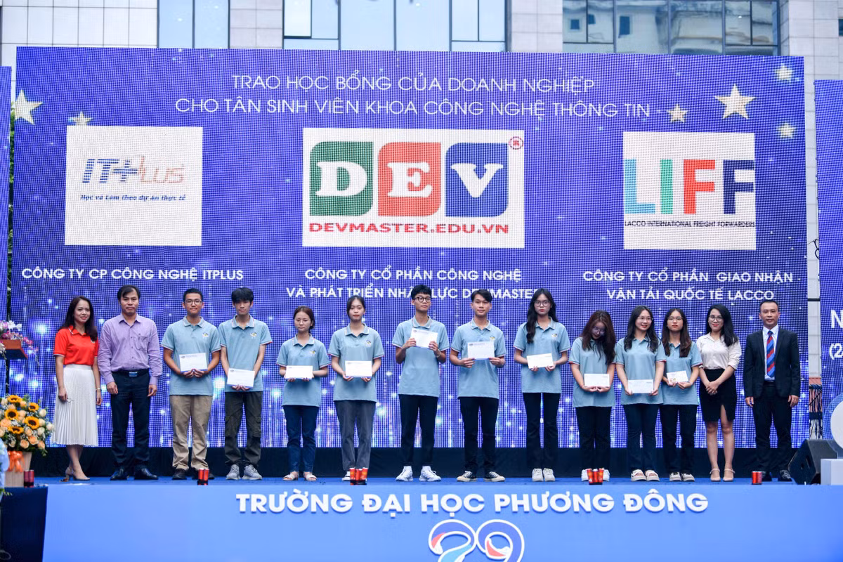 Tan sinh vien Dai hoc Phuong Dong hao hung trong le khai giang-Hinh-3