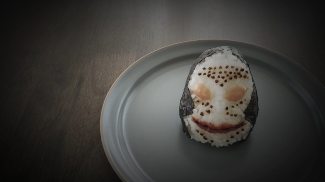 Từng công đoạn để làm ra những nắm cơm đẹp không nhỡ ăn được đầu bếp giấu mặt làm rất tỉ mỉ, chậm rãi và tập trung vào các chi tiết.