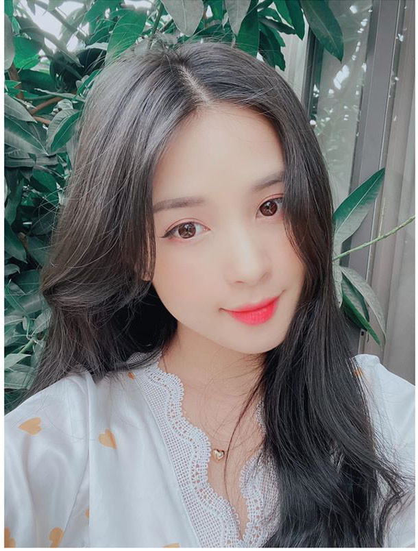 Thay vì sự bầu bĩnh, dễ thương, Hương Thảo đã lột xác sở để hữu gương mặt xinh đẹp, khả ái cộng thêm đó là dáng vóc cân đối, thon thả. Để có được ngoại hình này, hot girl dân tộc 9X này đã chú ý tới việc tập tành để giảm cân kết hợp ăn uống khoa học.