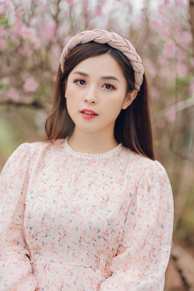 Chưa dừng lại ở đó, Hương Thảo còn vướng nghi vấn hẹn hò cầu thủ Nguyễn Trọng Đại. Hiện, hot girl dân tộc Tày này thử sức mình ở nhiều lĩnh vực khác nhau như diễn viên, người mẫu ảnh, streamer.