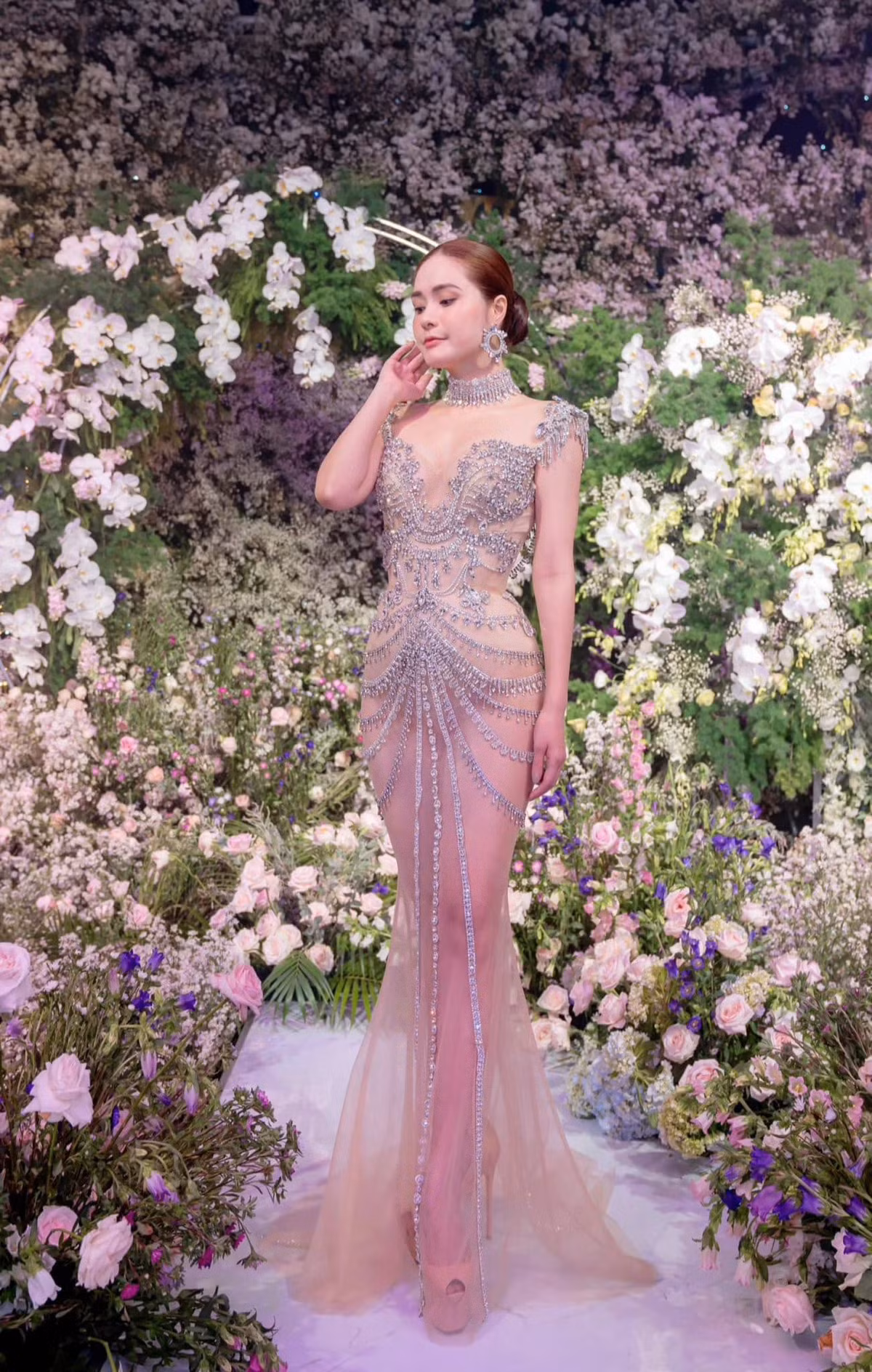 Di Băng cho hay: "Câu hỏi mà Băng nhận được nhiều nhất vài ngày trở lại đây là làm gì dạo này trẻ ra hẳn vậy? Có lẽ Băng nói nhiều lần rồi mà mọi người quên. Băng tiêm tế bào gốc vạn năng nha...