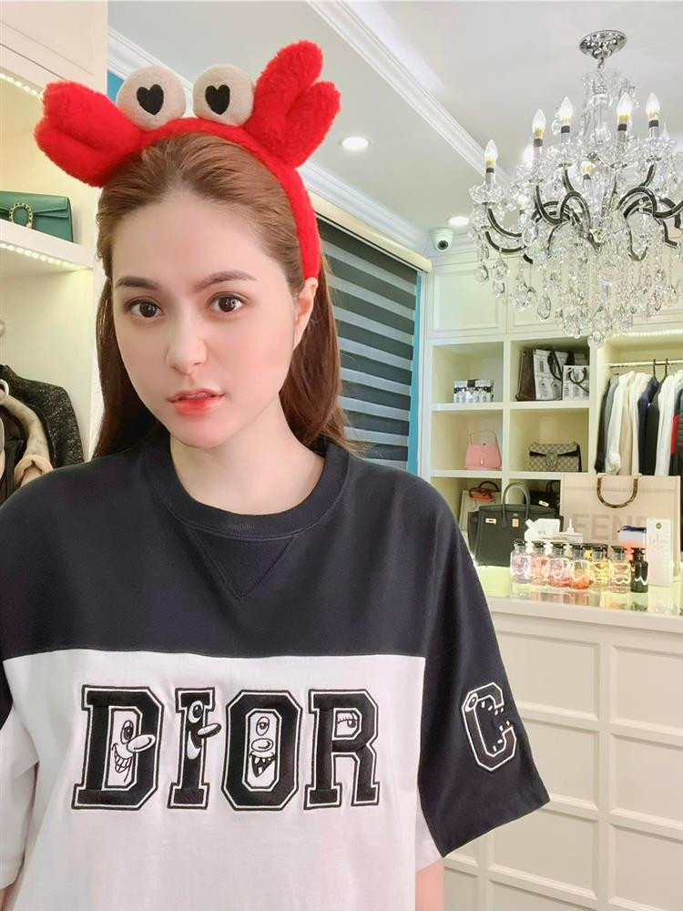 Nếu là fans ruột, chắc hẳn sẽ được nghe Đoàn Di Băng hát các ca khúc như Chạm Vào Quá Khứ, Gọi Tên Anh Trong Đêm, Nhắm Mắt Em Thấy Anh,...