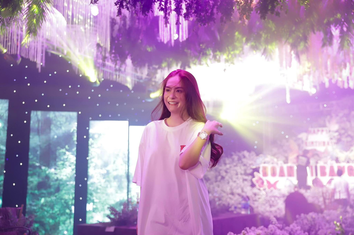 Băng tiêm đến mũi thứ 5 rồi. Tiêm cái này thì gọi nôm na là trẻ mãi không già thậm chí trẻ hơn tuổi thật nhiều luôn nha. Điều này mỹ phẩm hoàn toàn không thể làm được. Nói chung nó rất tốt chỉ có duy nhất một cái không tốt là quá mắc" - Đoàn Di Băng cho biết.