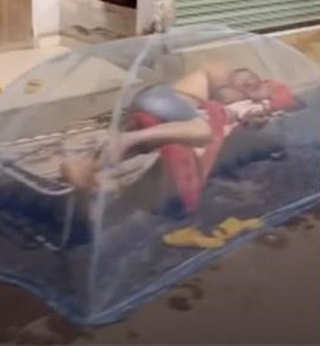 Xin phép vợ đi nhậu nhưng về không giờ, thanh niên vẫn phải cam chịu ngủ ngoài cửa như thường.