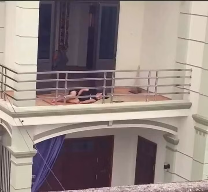 Dù không bị đuổi khỏi cửa nhưng cái kết của việc "bật" vợ thì chỉ có kết cục buồn.