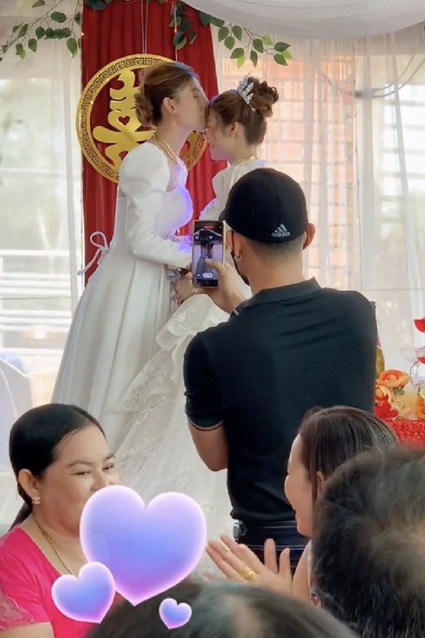 Cả hai cô gái đều khoác trên mình bộ váy cưới lộng lẫy, liên tục tạo dáng tình tứ bên nhau. Gương mặt của cặp đôi lúc nào cũng toát lên sự hạnh phúc, mãn nguyện.