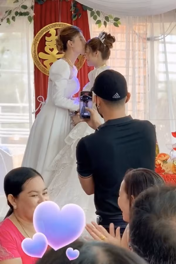 Cả hai cô gái đều khoác trên mình bộ váy cưới lộng lẫy, liên tục tạo dáng tình tứ bên nhau. Gương mặt của cặp đôi lúc nào cũng toát lên sự hạnh phúc, mãn nguyện.