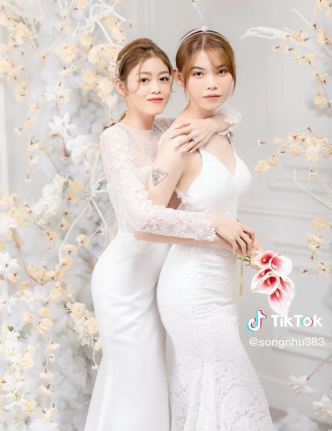 Gửi gắm đến người bạn đời, cô dâu này cũng nói thêm: "Cảm ơn em, thay vì tặng chị một chiếc áo đắt tiền, em đã khoác lên cho chị một chiếc váy cưới vô giá, thứ mà mọi cô gái hằng ao ước. Cảm ơn vì người nắm tay chị bước vào hôn nhân là em. Ở giây phút hiện tại, chị thật sự rất hạnh phúc. Yêu em".