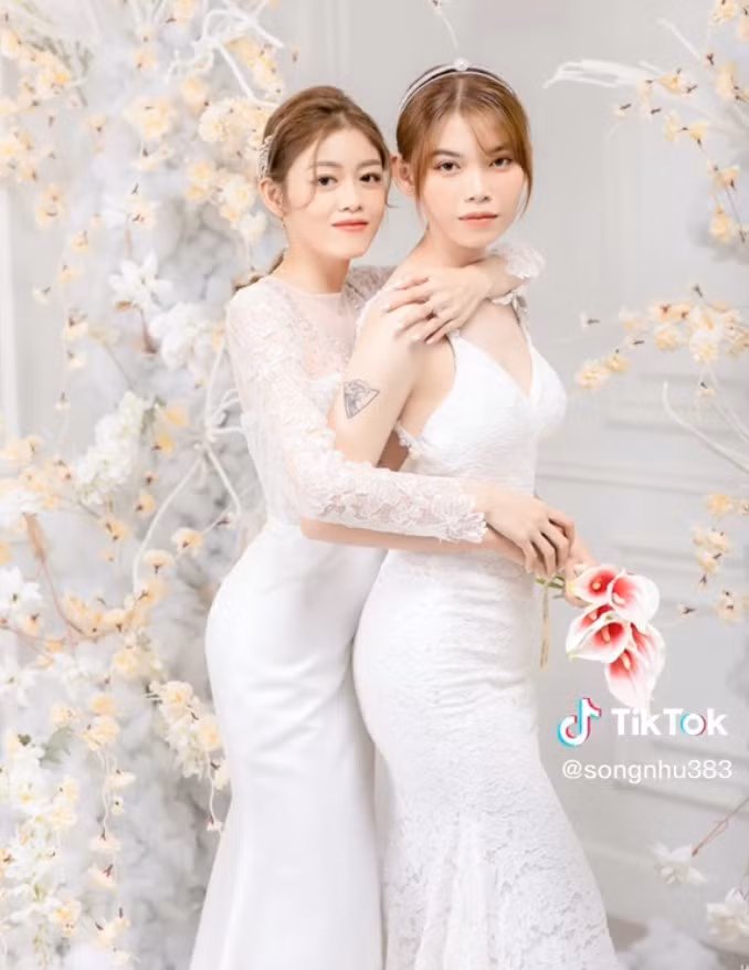 Gửi gắm đến người bạn đời, cô dâu này cũng nói thêm: "Cảm ơn em, thay vì tặng chị một chiếc áo đắt tiền, em đã khoác lên cho chị một chiếc váy cưới vô giá, thứ mà mọi cô gái hằng ao ước. Cảm ơn vì người nắm tay chị bước vào hôn nhân là em. Ở giây phút hiện tại, chị thật sự rất hạnh phúc. Yêu em".