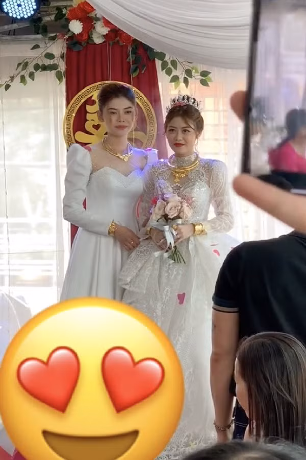 Chia sẻ trên trang cá nhân, cô dâu bày tỏ: "Cảm ơn những lời chúc phúc đầy ý nghĩa của mọi người dành cho tụi mình. Cảm ơn sự yêu mến và đón nhận của mọi người. Có người khen ắt có người phê phán. Có người ngưỡng mộ cũng sẽ có người khó chịu. Tụi mình vẫn cứ là tụi mình. Yêu thương nhau, cố gắng phấn đấu từng ngày cho 1 tương lai tốt đẹp hơn".