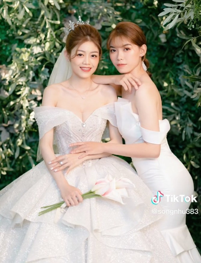 Có thể thấy, cô dâu trong đám cưới đang gây bão MXH rất hạnh phúc khi chuyện tình yêu của mình được nhiều người quan tâm, ủng hộ đến vậy.
