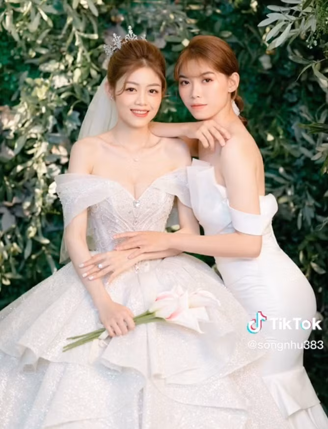 Có thể thấy, cô dâu trong đám cưới đang gây bão MXH rất hạnh phúc khi chuyện tình yêu của mình được nhiều người quan tâm, ủng hộ đến vậy.