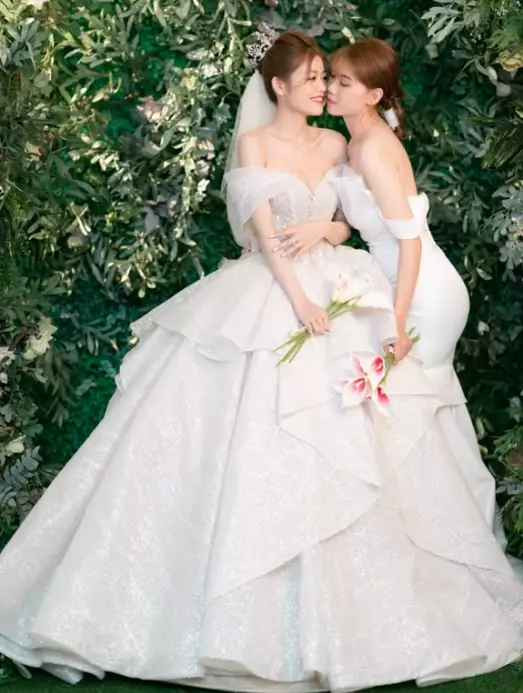 Cũng theo một cô dâu chia sẻ, trong thời gian tới, cô sẽ tiết lộ thêm về chuyện tình yêu đặc biệt của mình.