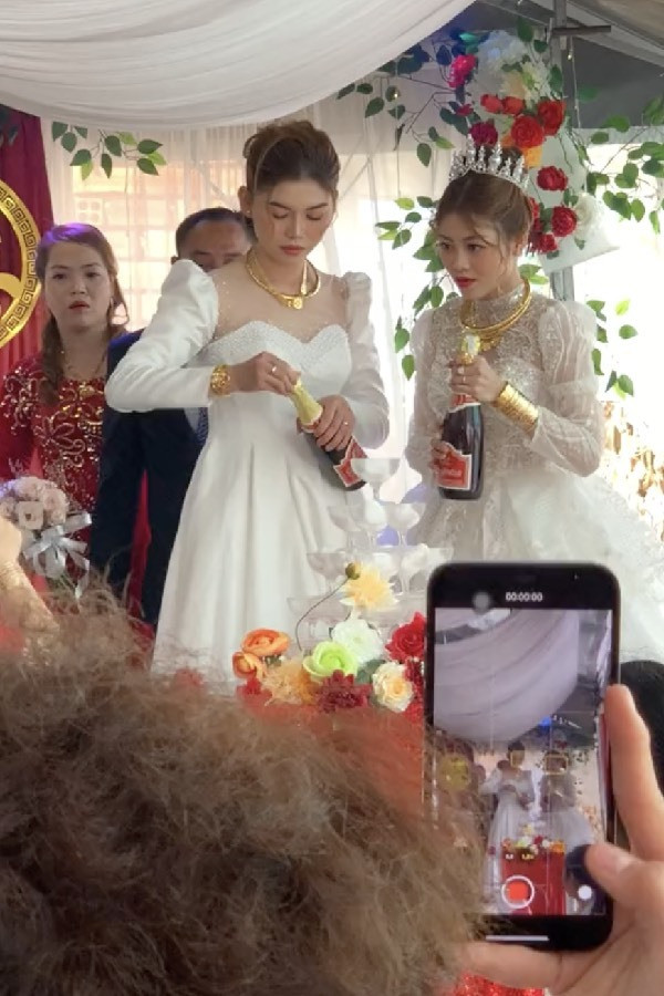 Kể từ lúc xuất hiện những hình ảnh trong đám cưới, cặp đôi LGBT nữ này đã trở thành tâm điểm chú ý của dân mạng. Cả hai cô dâu đều rất xinh đẹp, không ngần ngại thể hiện tình cảm của mình trong lễ đường.