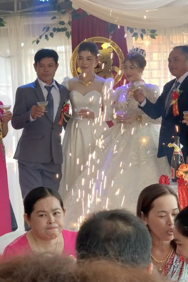 Đáng nói hơn, trong loạt ảnh cưới mà một trong hai cô dâu đăng tải, người xem còn được thấy rõ hơn vẻ ngoài xinh đẹp của cặp đôi.