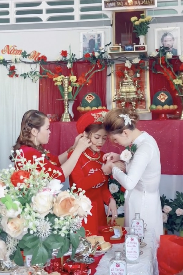 Mới đây, dân mạng đang bàn tán rôm rả về đám cưới của 2 cô gái. Ngoài nhận được lời chúc phúc từ mọi người, nhan sắc nổi bật của họ cũng nhanh chóng trở thành tâm điểm chú ý.