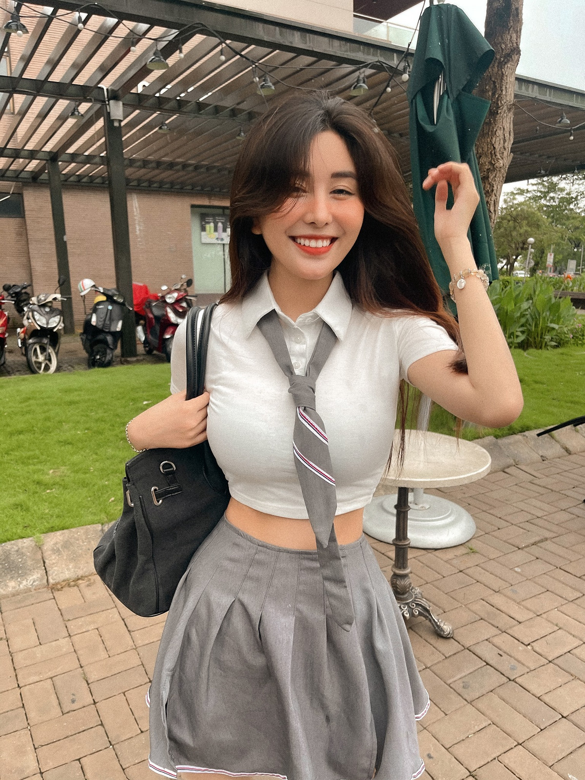 Người đẹp Sài Thành thường chia sẻ hình ảnh diện trang phục gợi cảm, khoe vóc dáng hoàn hảo.