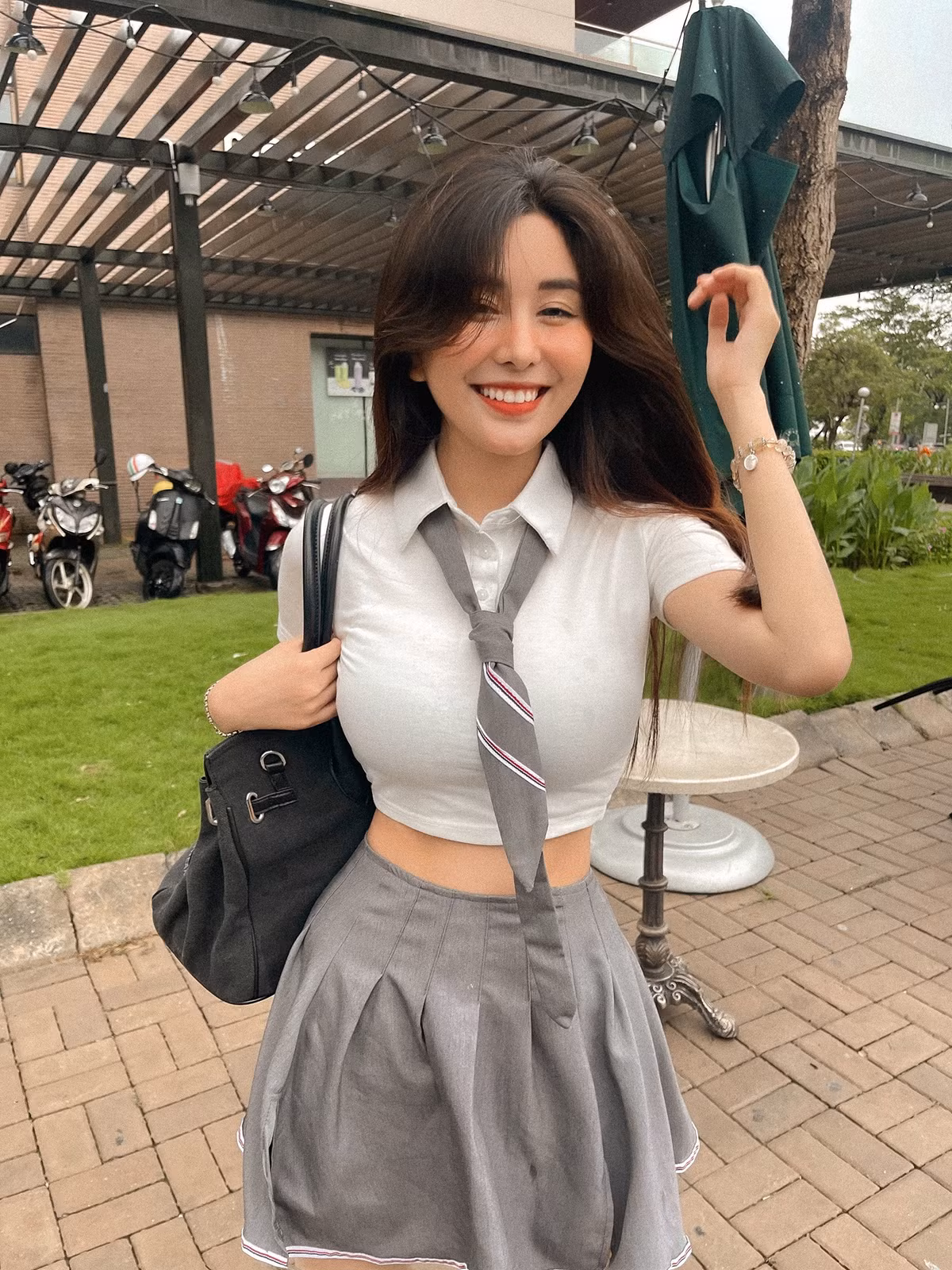 Người đẹp Sài Thành thường chia sẻ hình ảnh diện trang phục gợi cảm, khoe vóc dáng hoàn hảo.