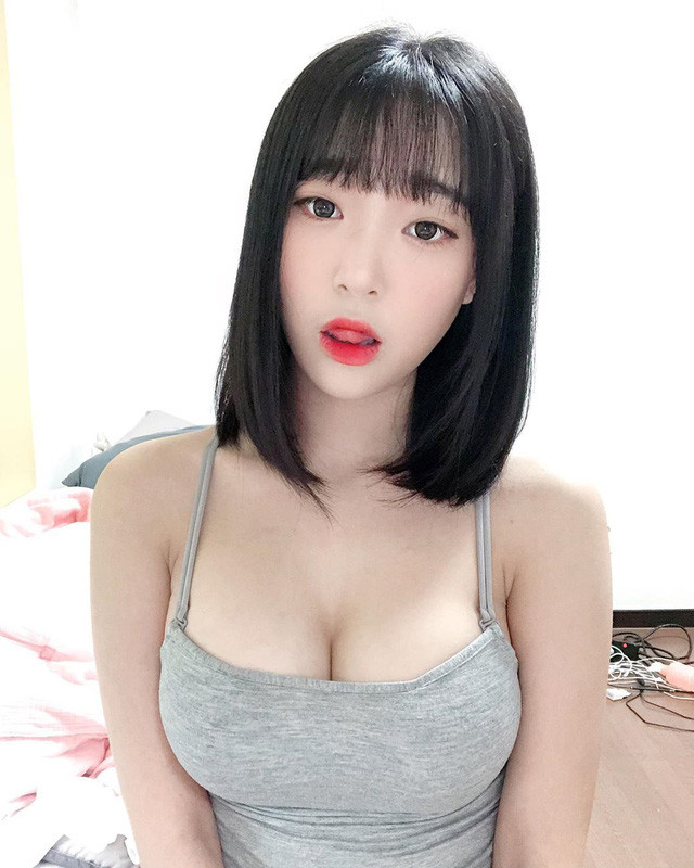 Nếu theo dõi trang cá nhân của hot girl Qing Qing, nhiều người đều biết cô nàng từ chỗ là một người mẫu vô danh, bỗng nhiên được rất nhiều người biết tới khi bị "bóc phốt" ngoại tình trong khi đã có bạn trai là một YouTuber.