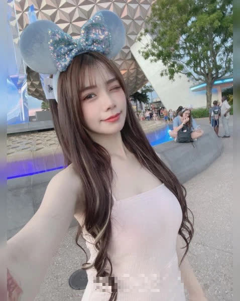 Có vẻ như Qing Qing không hề cảm thấy khó chịu khi bị hỏi về vấn đề này, thay vào đó cô nàng còn trả lời khán giả trên mạng xã hội.