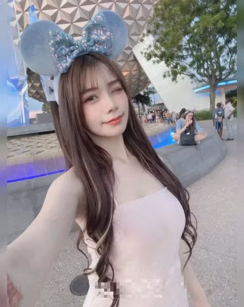 Có vẻ như Qing Qing không hề cảm thấy khó chịu khi bị hỏi về vấn đề này, thay vào đó cô nàng còn trả lời khán giả trên mạng xã hội.