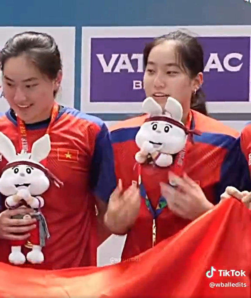 Đặc biệt, cả Thảo My và Thảo Vy đều sở hữu nụ cười rạng rỡ cùng làn da khỏe khoắn toát lên tinh thần của thể thao.