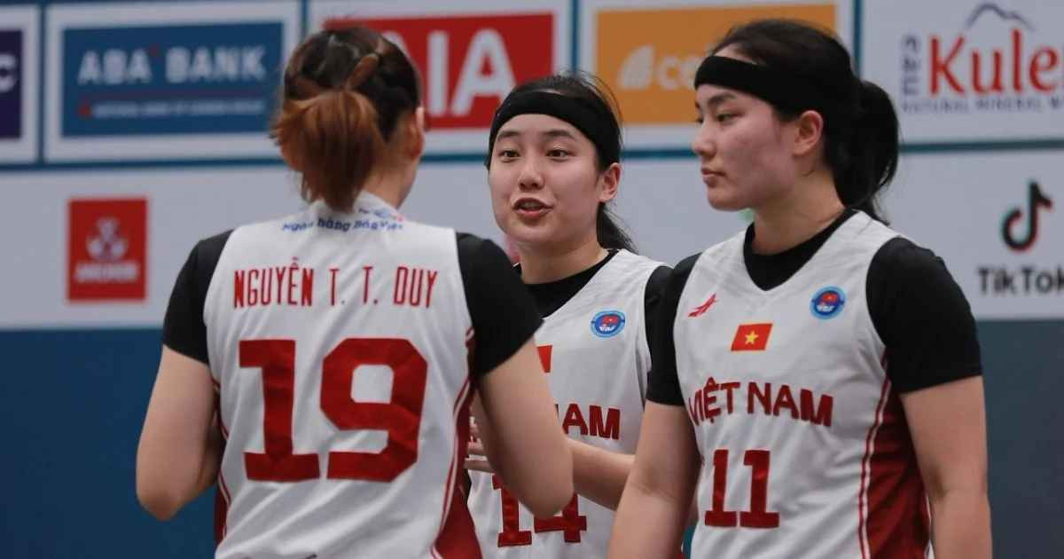 Chia sẻ về niềm đam mê với “trái bóng cam”, ngay từ khi còn nhỏ, hai chị em đã được bố của mình - cựu vận động bóng rổ truyền dạy không ít kinh nghiệm trong lĩnh vực này.