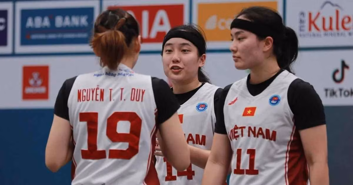 Chia sẻ về niềm đam mê với “trái bóng cam”, ngay từ khi còn nhỏ, hai chị em đã được bố của mình - cựu vận động bóng rổ truyền dạy không ít kinh nghiệm trong lĩnh vực này.