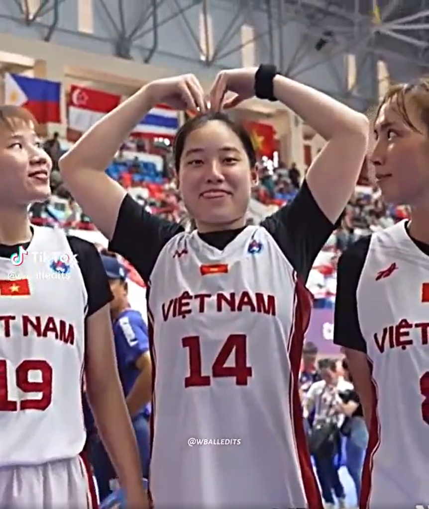 Trương Twins là cặp chị em tên là Trương Thảo My (Kayleigh Trương - số áo 11) và Trương Thảo Vy (Kaylynne Trương - số áo 14), sinh ra và lớn lên tại Mỹ. Năm ngoái tại SEA Games 31 cặp đôi song sinh cũng từng gây sốt cõi mạng khi mang về chiến thắng trong trận thi đấu bóng rổ với Malaysia.