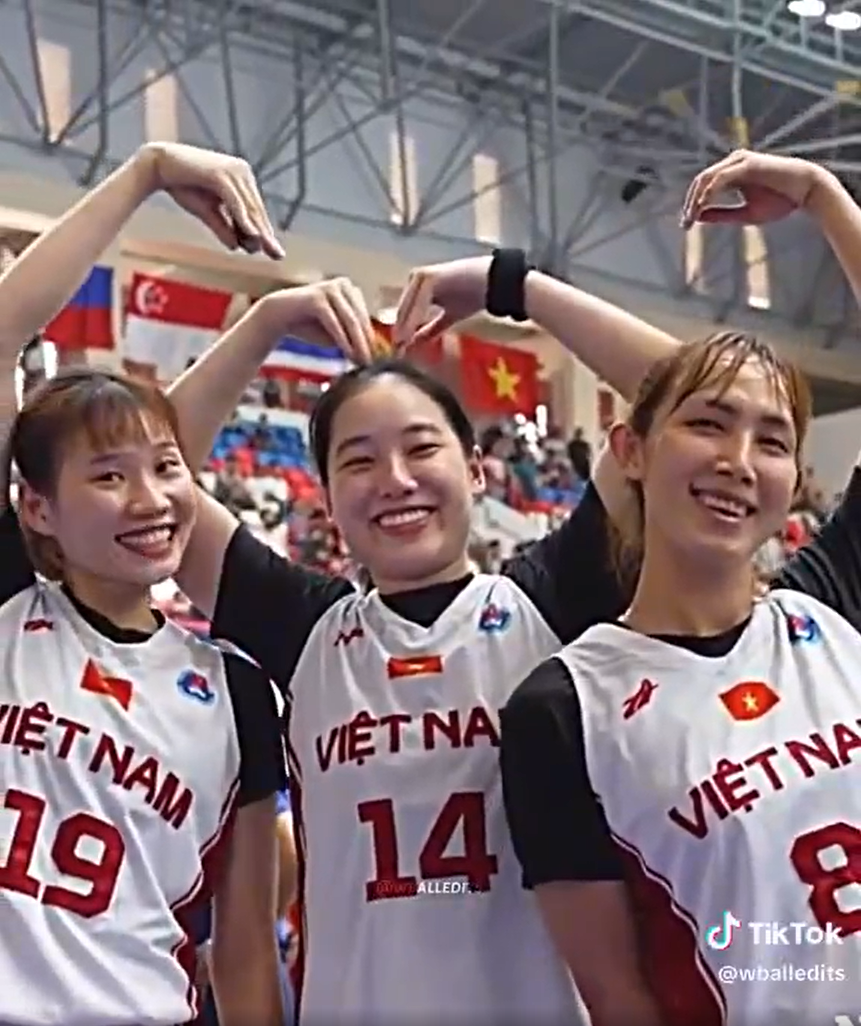 Khác với dáng vẻ “soái khí” trên sân bóng rổ, netizen phát hiện ngoài đời hai cô bạn lại rất đáng yêu, nhí nhảnh đúng với số tuổi thực của mình.