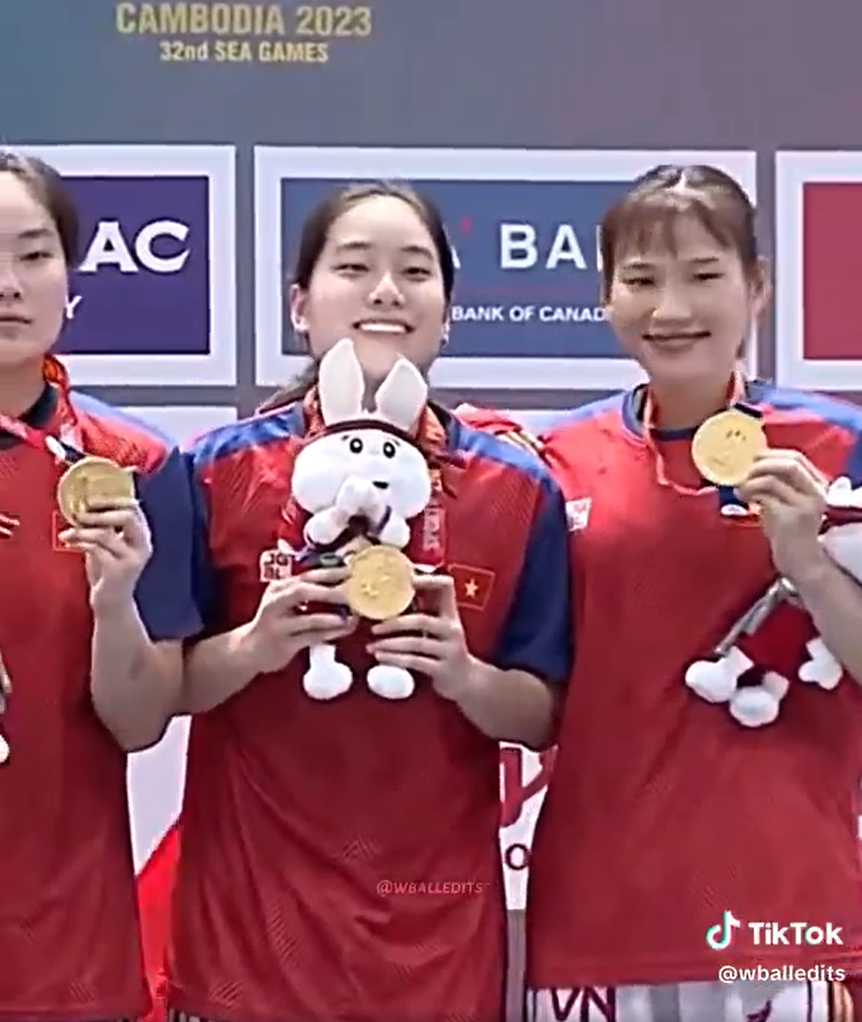 Những khoảnh khắc đáng yêu khi "xả vai" của cặp chị em Trương Twins được chia sẻ và được lan truyền với tốc độ chóng mặt trên mạng xã hội, lượng người theo dõi cũng từ đó mà tăng lên đáng kể.