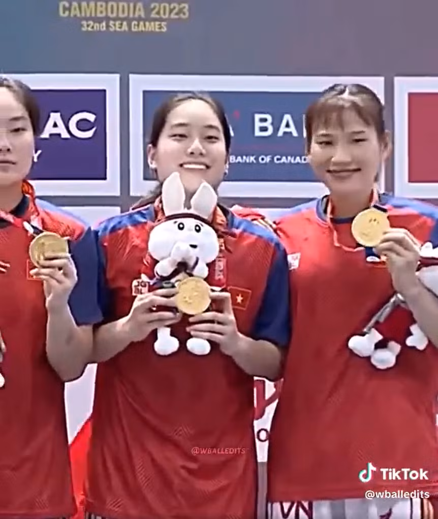 Những khoảnh khắc đáng yêu khi "xả vai" của cặp chị em Trương Twins được chia sẻ và được lan truyền với tốc độ chóng mặt trên mạng xã hội, lượng người theo dõi cũng từ đó mà tăng lên đáng kể.