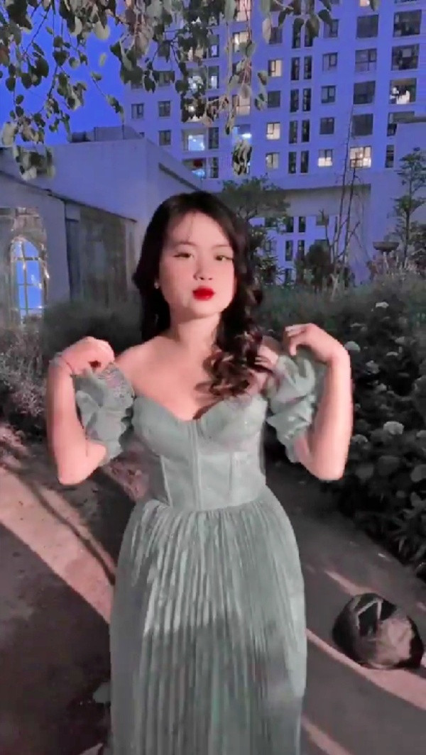 Trong clip, bé gái dân tộc này toát lên phong thái khá tự tin. Dua đã thoải mái nói chuyện hơn, khi bước xuống xe còn chủ động nở nụ cười rất tươi chào mọi người.