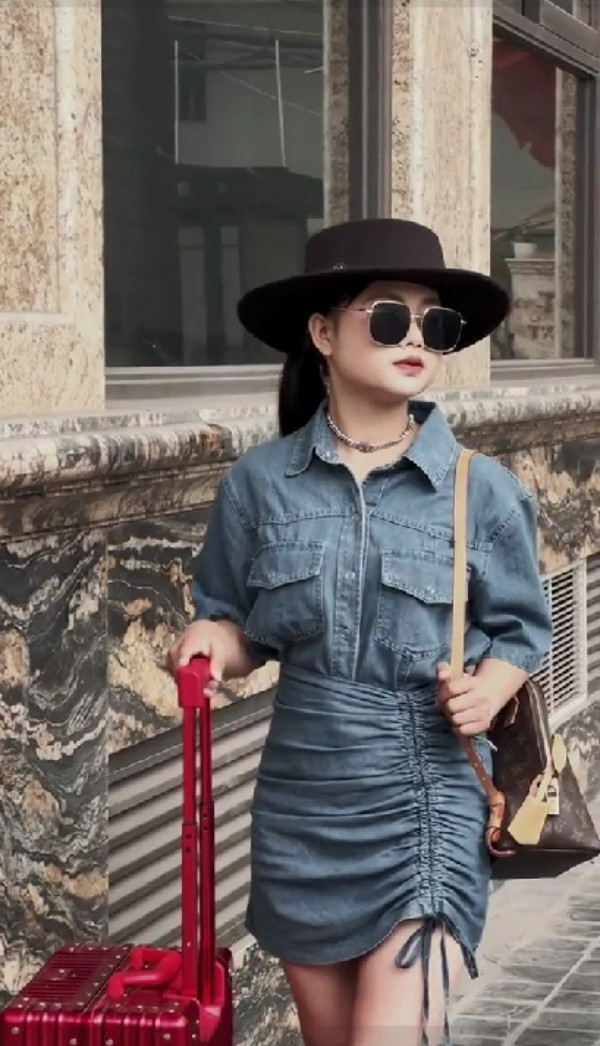 Nếu là người theo dõi Dua từ lâu có thể thấy, thời gian gần đây cô bé đã chăm chỉ giao tiếp hơn, mỗi khi thấy máy quay đến đều sẽ mở lời chào hỏi và giới thiệu về sự việc xung quanh.