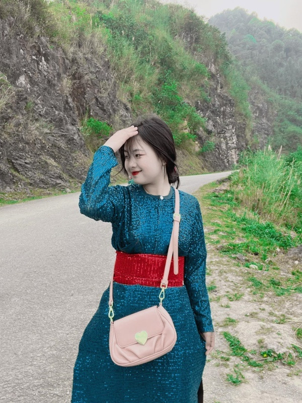 Từ một cô bé bán và cho thuê hoa ở dốc Thẩm Mã (Hà Giang), cuộc sống vô cùng khó khăn nay Phúng Phính Hà Giang (tên thật Mua Thị Dua) có sự thay đổi toàn diện về cách ăn mặc và khả năng giao tiếp khi làm việc nhờ có sự giúp đỡ của người hỗ trợ.