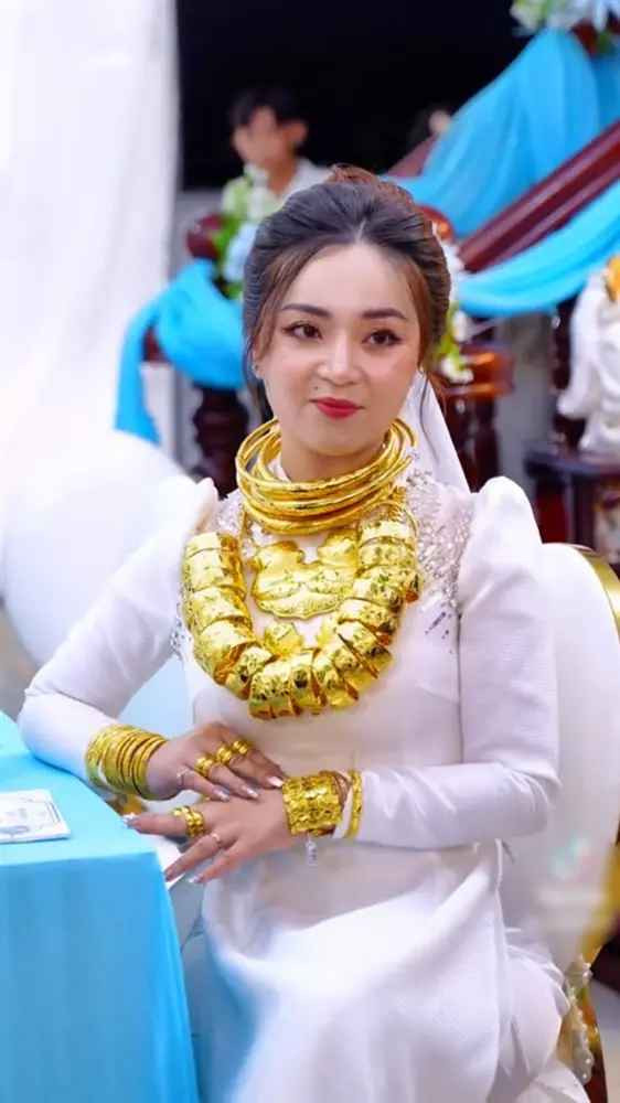 Ngoài cổ, ngón tay của tân nương cũng có vô số vàng khiến dân mạng xuýt xoa không ngớt.