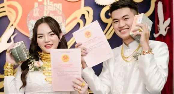 Netizen cũng phát sốt về màn trao của hồi môn trong hôn lễ của cô dâu tên Trần Thảo Vy (quê Sóc Trăng) và chú rể là Trần Đăng Khoa (cùng 25 tuổi, quê Kiên Giang).