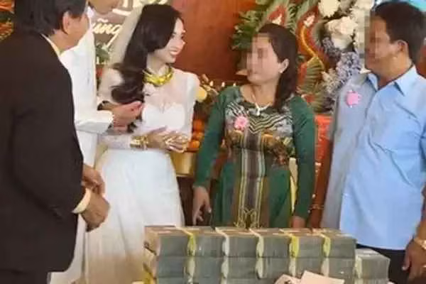 Một đại gia ở Sóc Trăng gây sốt khi tặng 10 tỷ đồng cho con gái làm của hồi môn.