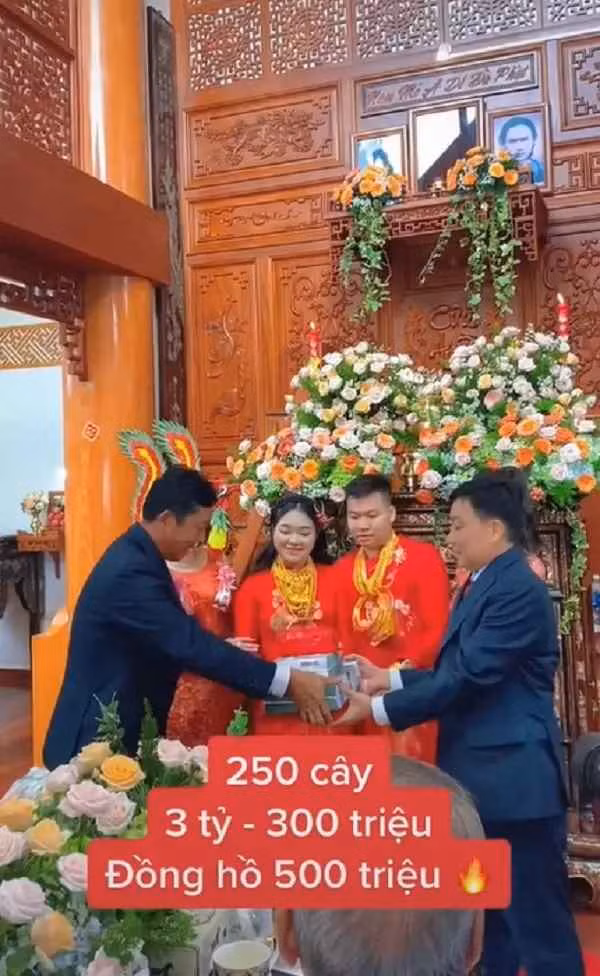 Trước đó, một cặp đôi đến từ miền Tây cũng gây choáng khi được tặng 250 cây vàng, 3,3 tỷ tiền mặt cùng vô số hàng hiệu, sổ đỏ giá trị khác.