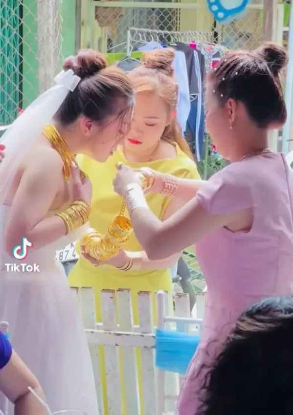 Thời gian qua, việc các cô dâu, chú rể được tặng của hồi môn ngập vàng không còn là chuyện hiếm gặp. Điển hình mới đây, dân mạng đang ngất lên ngất xuống về của đám cưới của một cặp đôi.