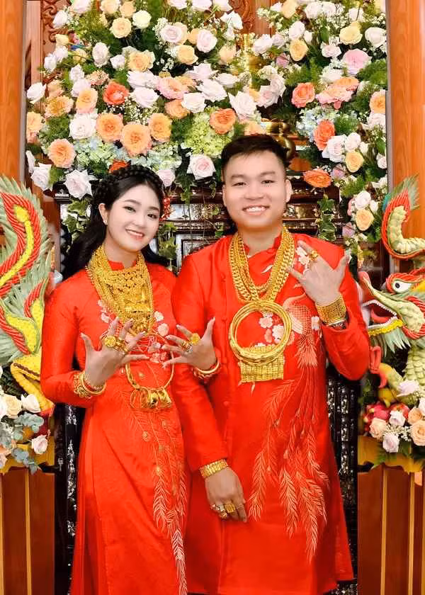 Đó là cô dâu Hà Ngọc Trân (24 tuổi) và chú rể Trần Văn Nhân (24 tuổi) đến từ quận Thốt Nốt, TP Cần Thơ.